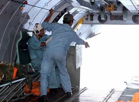 Lữ đoàn Không quân 918 tổ chức bay báo bão trên biển - ảnh 1