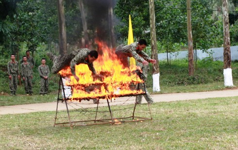 Sinh viên Trường Sĩ quan đặc công biểu diễn nội công thâm hậu - ảnh 3