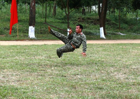 Sinh viên Trường Sĩ quan đặc công biểu diễn nội công thâm hậu - ảnh 4