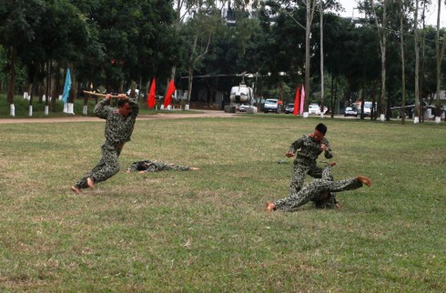 Sinh viên Trường Sĩ quan đặc công biểu diễn nội công thâm hậu - ảnh 6