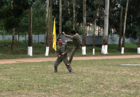 Sinh viên Trường Sĩ quan đặc công biểu diễn nội công thâm hậu - ảnh 5