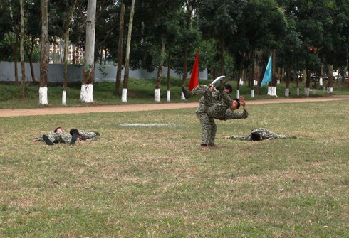 Sinh viên Trường Sĩ quan đặc công biểu diễn nội công thâm hậu - ảnh 8