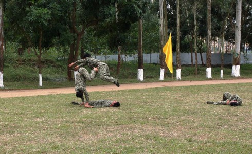 Sinh viên Trường Sĩ quan đặc công biểu diễn nội công thâm hậu - ảnh 7