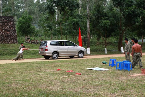 Sinh viên Trường Sĩ quan đặc công biểu diễn nội công thâm hậu - ảnh 9