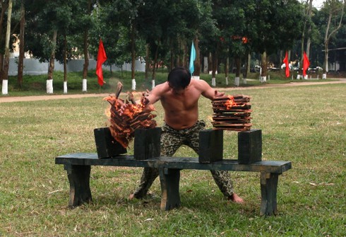 Sinh viên Trường Sĩ quan đặc công biểu diễn nội công thâm hậu - ảnh 1