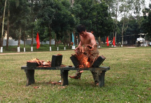 Sinh viên Trường Sĩ quan đặc công biểu diễn nội công thâm hậu - ảnh 2