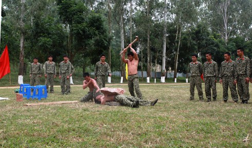 Sinh viên Trường Sĩ quan đặc công biểu diễn nội công thâm hậu - ảnh 10