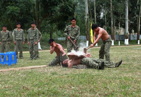 Sinh viên Trường Sĩ quan đặc công biểu diễn nội công thâm hậu - ảnh 11