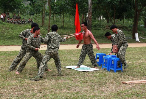 Sinh viên Trường Sĩ quan đặc công biểu diễn nội công thâm hậu - ảnh 12