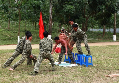 Sinh viên Trường Sĩ quan đặc công biểu diễn nội công thâm hậu - ảnh 13
