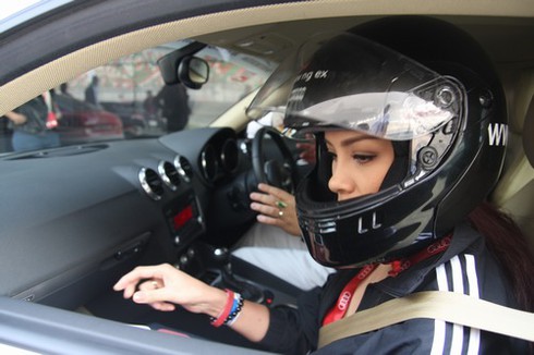 Trang Nhung - Thúy Hạnh phấn khích sau tay lái Audi R8 tại Ấn Độ - ảnh 2