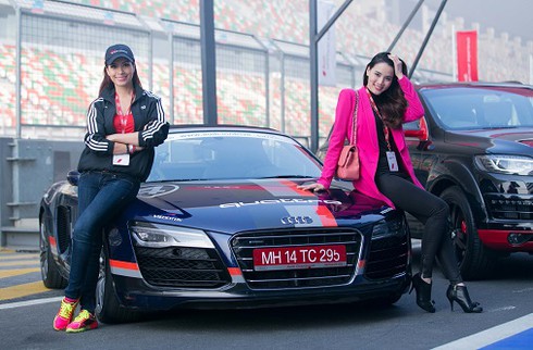 Trang Nhung - Thúy Hạnh phấn khích sau tay lái Audi R8 tại Ấn Độ - ảnh 1