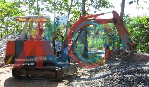 An Giang: Bé 3 tuổi biết lái thạo máy xúc Kobe - ảnh 1