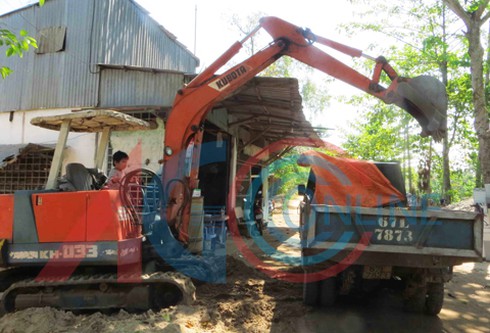 An Giang: Bé 3 tuổi biết lái thạo máy xúc Kobe - ảnh 2