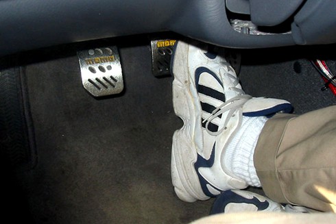 Đạp phanh xe ô tô sao cho an toàn? - ảnh 3