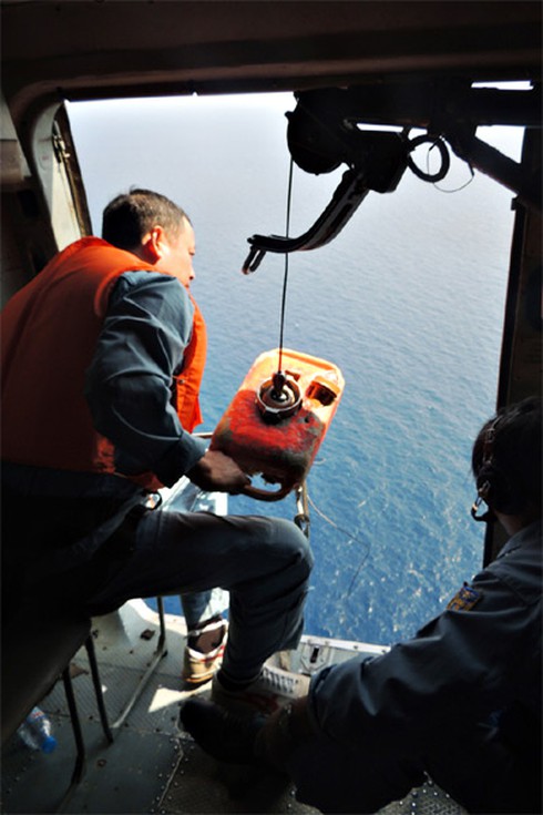 Mới: Việt Nam đã tiếp cận vị trí nghi ngờ có mảnh vỡ máy bay - ảnh 4