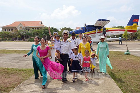 Thủy phi cơ DHC-6 không quân VN lần đầu hạ cánh xuống Trường Sa - ảnh 4