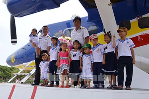 Thủy phi cơ DHC-6 không quân VN lần đầu hạ cánh xuống Trường Sa - ảnh 6