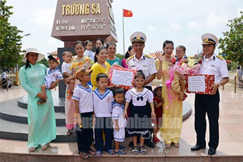 Thủy phi cơ DHC-6 không quân VN lần đầu hạ cánh xuống Trường Sa - ảnh 7