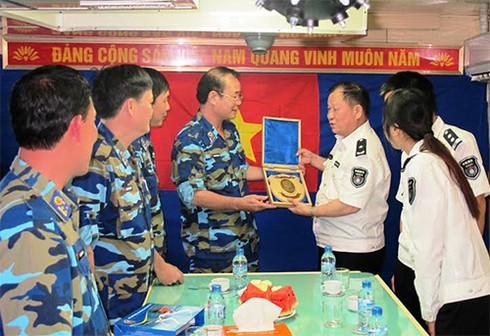 Tàu cảnh sát biển VN và Ngư chính TQ kiểm tra liên hợp trên biển - ảnh 6