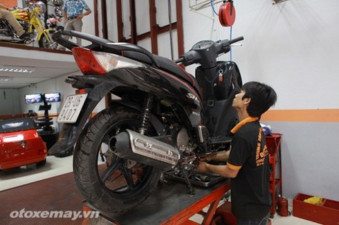 Bảo dưỡng xe máy khi hè về: Không phải cứ thay dầu là xong - ảnh 1