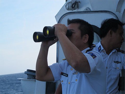 Cản giàn khoan trái phép: Tàu CSB 4032 kiên cường bám trụ - ảnh 3