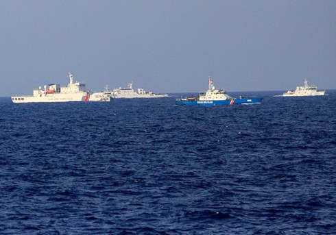 Cản giàn khoan trái phép: Tàu CSB 4032 kiên cường bám trụ - ảnh 2