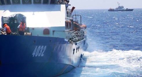 Cản giàn khoan trái phép: Tàu CSB 4032 kiên cường bám trụ - ảnh 1