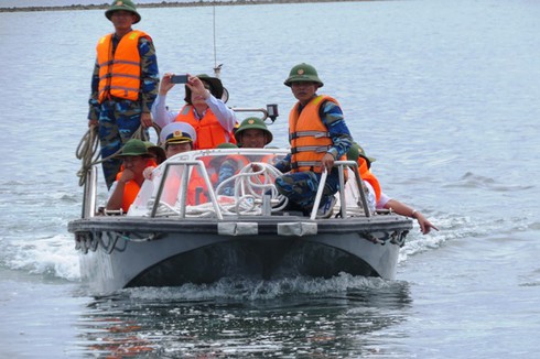 Tặng 2 xuồng CQ-01 trị giá hơn 6 tỷ đồng cho bộ đội Trường Sa - ảnh 1