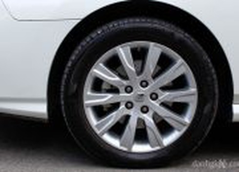 Lazang hợp kim nhôm 17'' đi cùng lốp xe có kích thước 225/60 R17