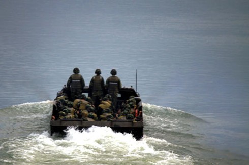 Cận cảnh xe tăng, pháo phòng không Sư đoàn 390 vượt sông - ảnh 8