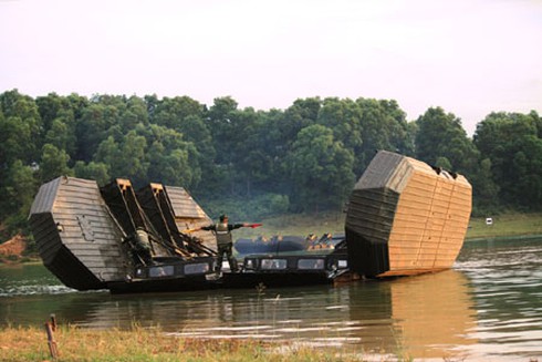 Cận cảnh xe tăng, pháo phòng không Sư đoàn 390 vượt sông - ảnh 6