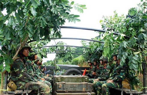 Cận cảnh xe tăng, pháo phòng không Sư đoàn 390 vượt sông - ảnh 3