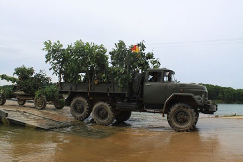 Cận cảnh xe tăng, pháo phòng không Sư đoàn 390 vượt sông - ảnh 2