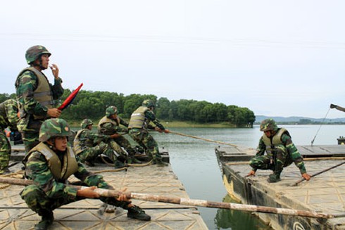 Cận cảnh xe tăng, pháo phòng không Sư đoàn 390 vượt sông - ảnh 1