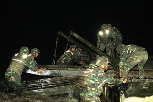 Cận cảnh xe tăng, pháo phòng không Sư đoàn 390 vượt sông - ảnh 10