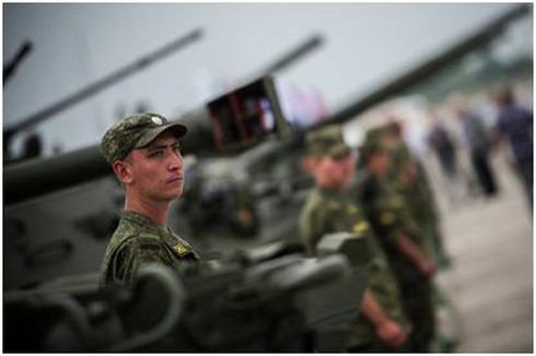 Video xe tăng, pháo hạng nặng, tên lửa Nga 'khiêu vũ' thực binh - ảnh 1