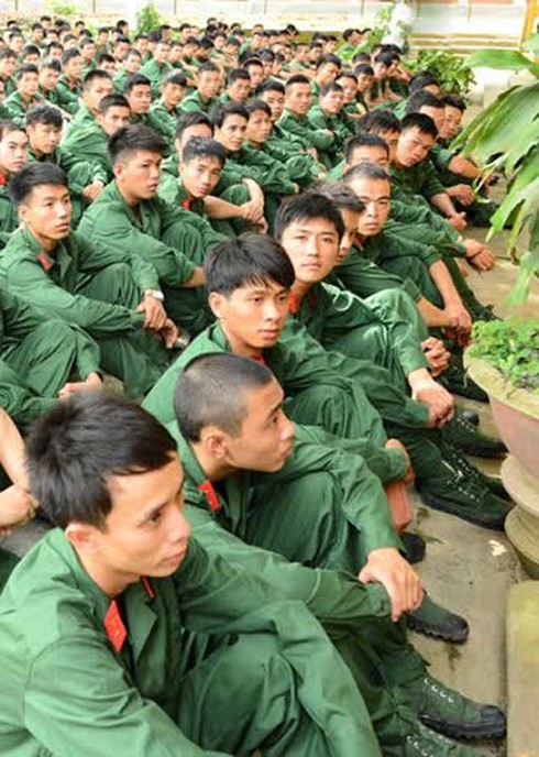 Hình ảnh mới nhất tân binh quân đội VN ngày đầu về đơn vị - ảnh 1