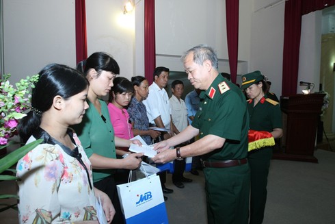 Trao quà tặng cho thân nhân cán bộ, chiến sĩ hy sinh vụ máy bay rơi - ảnh 1