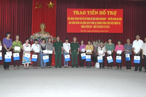 Trao quà tặng cho thân nhân cán bộ, chiến sĩ hy sinh vụ máy bay rơi - ảnh 2