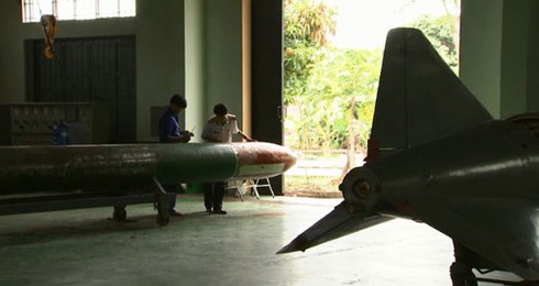 Thăm nơi sửa chữa ngư lôi, tên lửa của Hải quân Việt Nam - ảnh 2