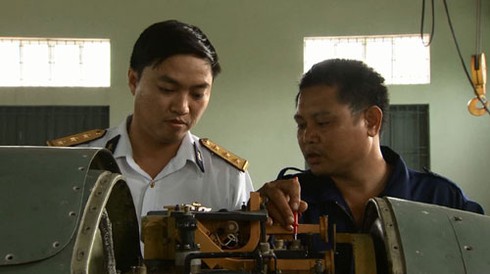 Thăm nơi sửa chữa ngư lôi, tên lửa của Hải quân Việt Nam - ảnh 4