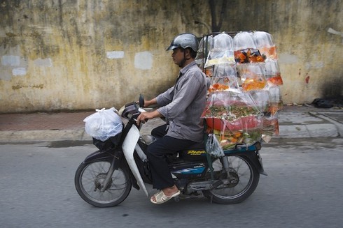 Ống kính nước ngoài kinh ngạc với xe quá tải, quá khổ ở Việt Nam - ảnh 5