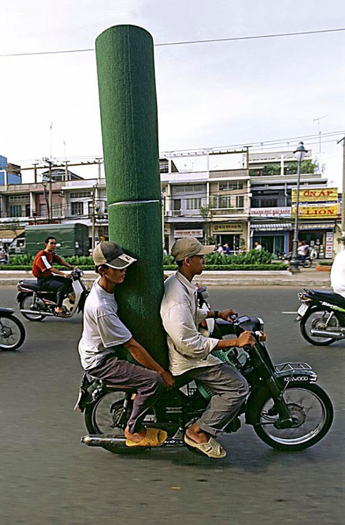 Ống kính nước ngoài kinh ngạc với xe quá tải, quá khổ ở Việt Nam - ảnh 22