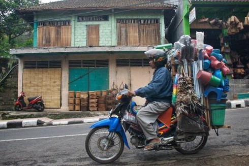 Ống kính nước ngoài kinh ngạc với xe quá tải, quá khổ ở Việt Nam - ảnh 11