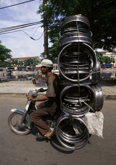 Ống kính nước ngoài kinh ngạc với xe quá tải, quá khổ ở Việt Nam - ảnh 9