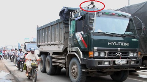 Bấm còi hơi trong khu đông dân cư sẽ bị phạt tiền - ảnh 1