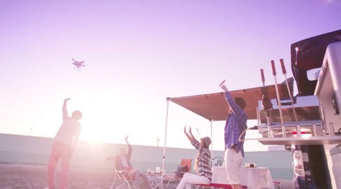 Nissan ra xe 'tự sướng' nướng thịt, karaoke, đuổi muỗi, camera bay... - ảnh 8