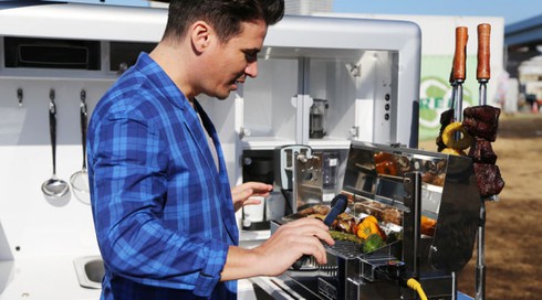 Nissan ra xe 'tự sướng' nướng thịt, karaoke, đuổi muỗi, camera bay... - ảnh 3