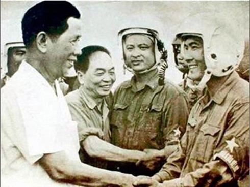 Đòn biểu diễn trên đầu Bộ tư lệnh Không quân Sài Gòn - ảnh 1